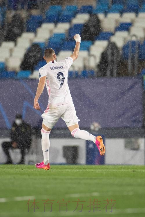 阿斯:本泽马在训练中遭托比亚斯飞铲 右脚踝不适